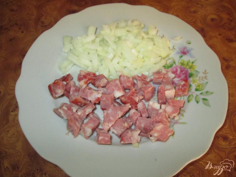 Фото приготовление рецепта: Картофельный салат с маринованными огурчиками и колбасой шаг №1