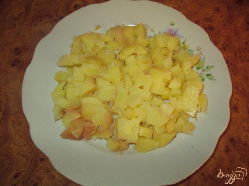 Фото приготовление рецепта: Картофельный салат с маринованными огурчиками и колбасой шаг №5