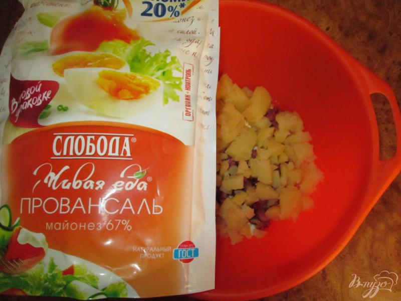 Фото приготовление рецепта: Картофельный салат с маринованными огурчиками и колбасой шаг №6