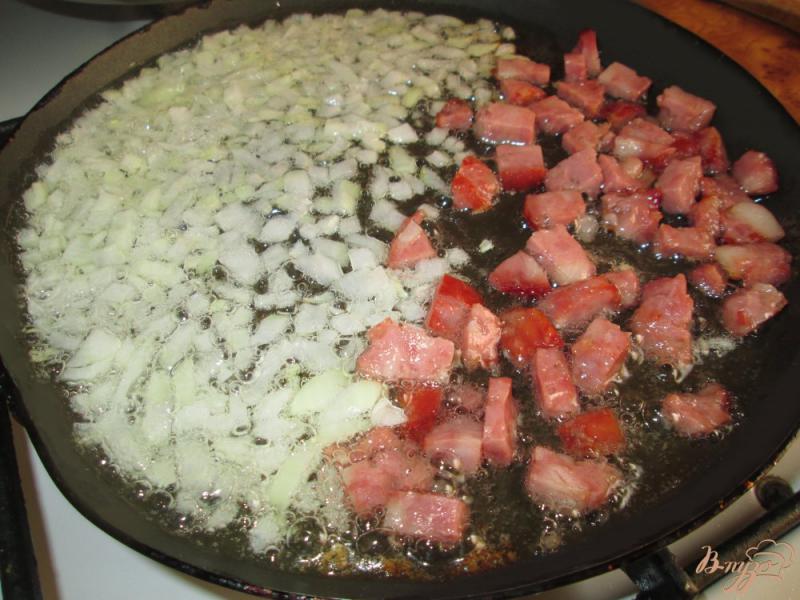 Фото приготовление рецепта: Картофельный салат с маринованными огурчиками и колбасой шаг №2