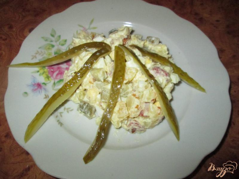 Фото приготовление рецепта: Картофельный салат с маринованными огурчиками и колбасой шаг №8