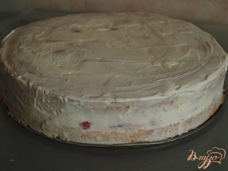 Фото приготовление рецепта: Торт с клубникой и сливками шаг №9