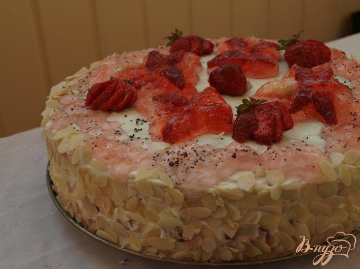 Фото приготовление рецепта: Торт с клубникой и сливками шаг №10