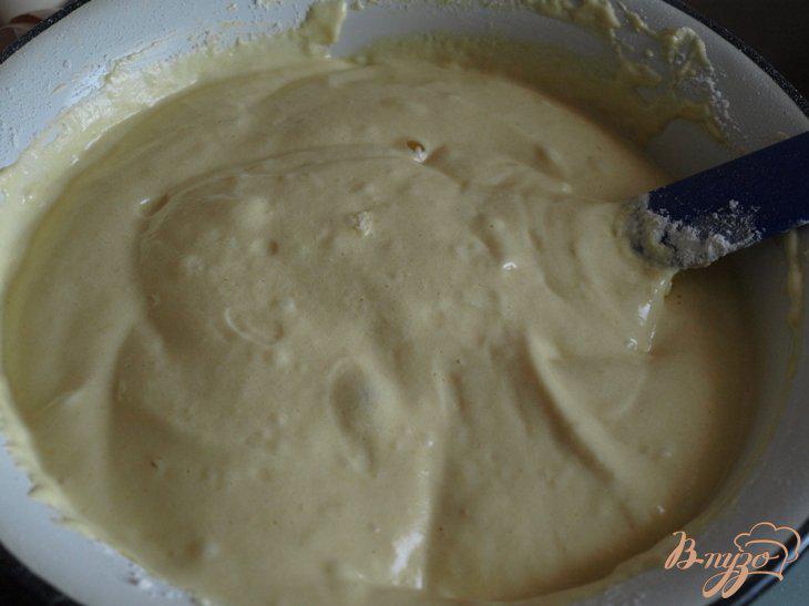 Фото приготовление рецепта: Торт с клубникой и сливками шаг №4