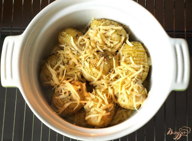Фото приготовление рецепта: Картофель,запечённый в духовке с ароматными травами шаг №4