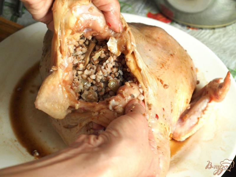 Фото приготовление рецепта: Курица фаршированная гречкой с грибами и луком шаг №10