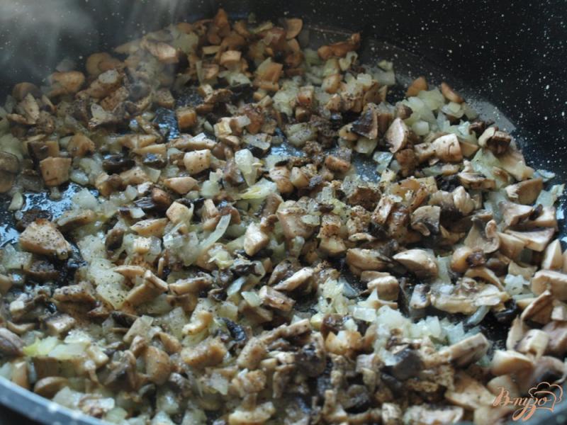 Фото приготовление рецепта: Курица фаршированная гречкой с грибами и луком шаг №4