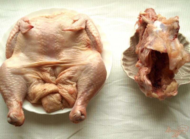 Фото приготовление рецепта: Курица фаршированная гречкой с грибами и луком шаг №9