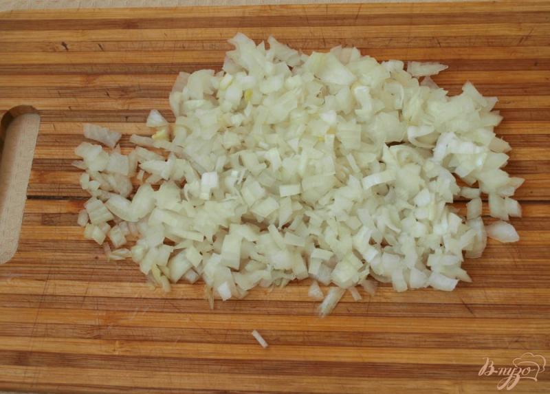 Фото приготовление рецепта: Курица фаршированная гречкой с грибами и луком шаг №3