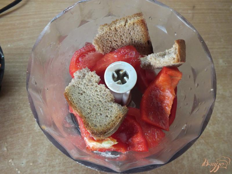 Фото приготовление рецепта: Холодный красный суп-пюре с серым хлебом шаг №5