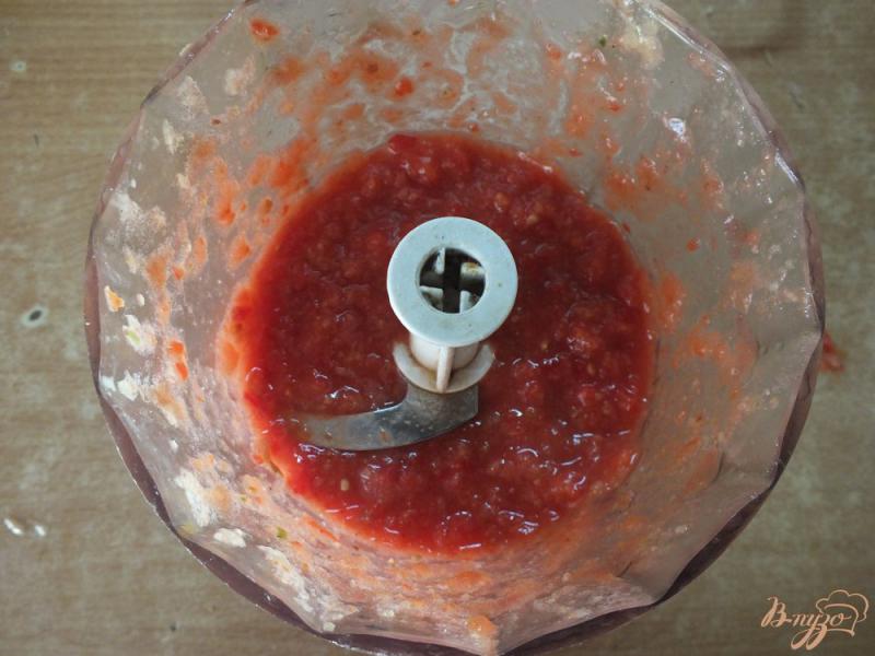 Фото приготовление рецепта: Холодный красный суп-пюре с серым хлебом шаг №6