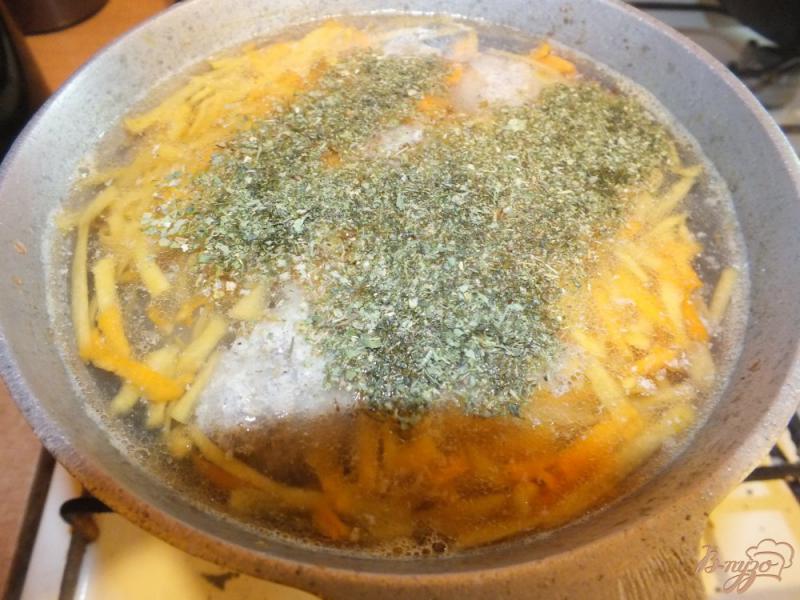 Фото приготовление рецепта: Суп с фрикадельками и тыквой шаг №9
