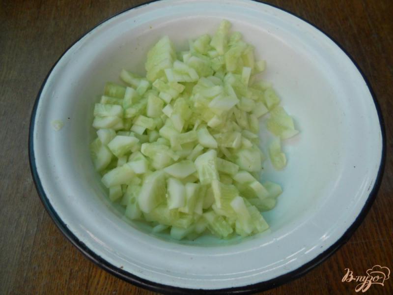 Фото приготовление рецепта: Капустный салатик с красной смородиной шаг №3