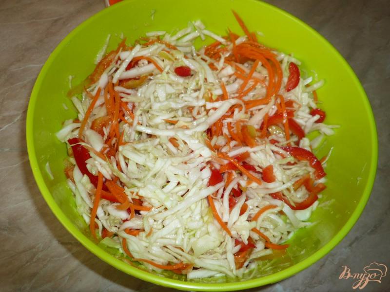 Фото приготовление рецепта: Маринованный салат из капусты с перцем и морковью шаг №7