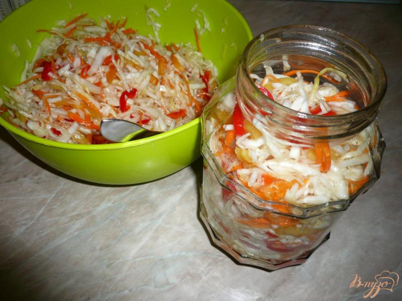 Фото приготовление рецепта: Маринованный салат из капусты с перцем и морковью шаг №8