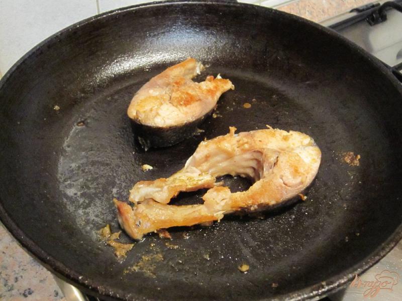 Фото приготовление рецепта: Белая рыба со свежими помидорами шаг №4