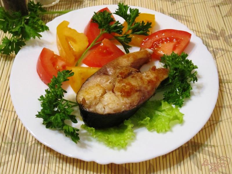 Фото приготовление рецепта: Белая рыба со свежими помидорами шаг №7