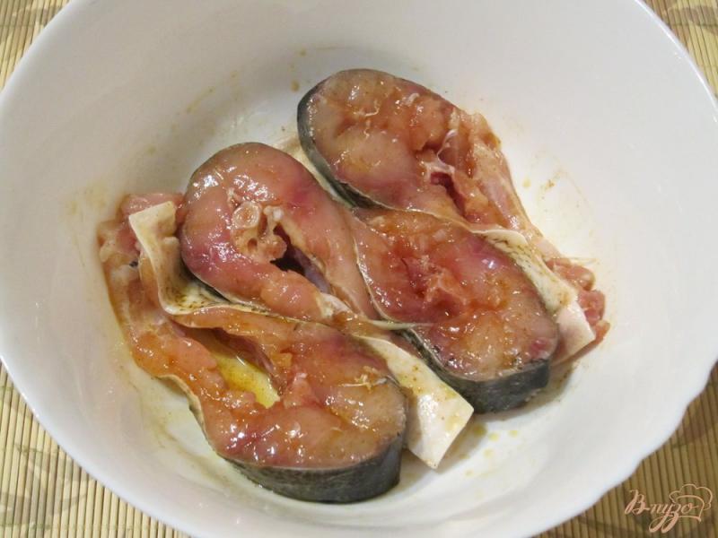 Фото приготовление рецепта: Белая рыба со свежими помидорами шаг №3