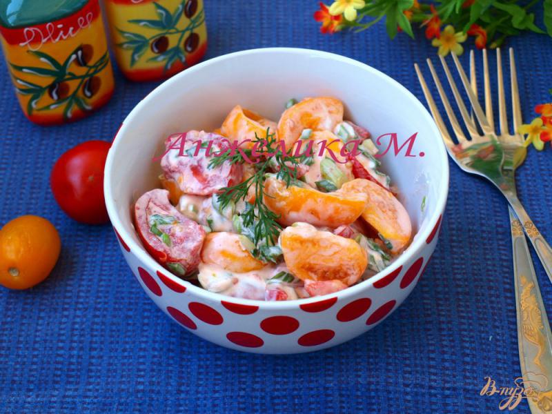 Фото приготовление рецепта: Салат из помидоров со сметаной шаг №3