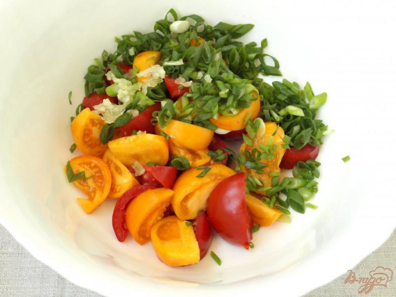 Фото приготовление рецепта: Салат из помидоров со сметаной шаг №2