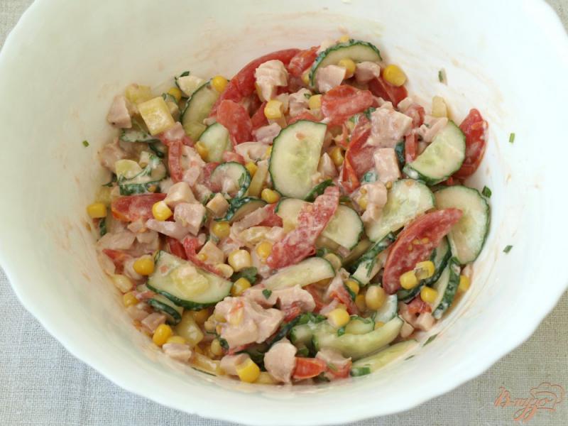 Фото приготовление рецепта: Лёгкий салат с копчёной курицей шаг №4