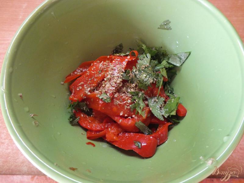 Фото приготовление рецепта: Салат из вареного болгарского перца с кинзой шаг №5