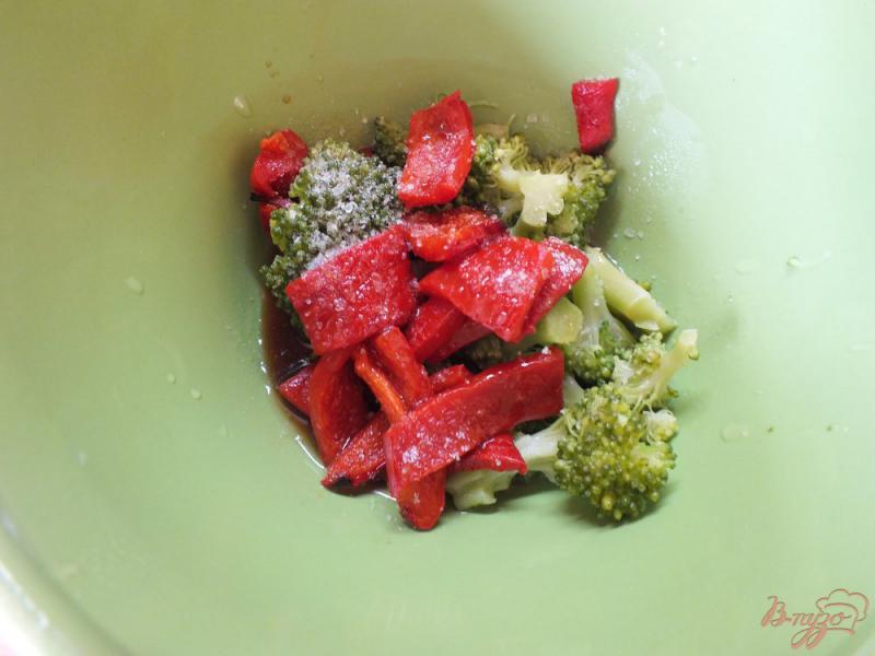 Фото приготовление рецепта: Салат из отварной брокколи и печеного перца шаг №6