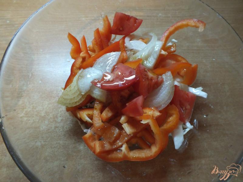 Фото приготовление рецепта: Салат из белокочанной капусты с болгарским перцем шаг №5