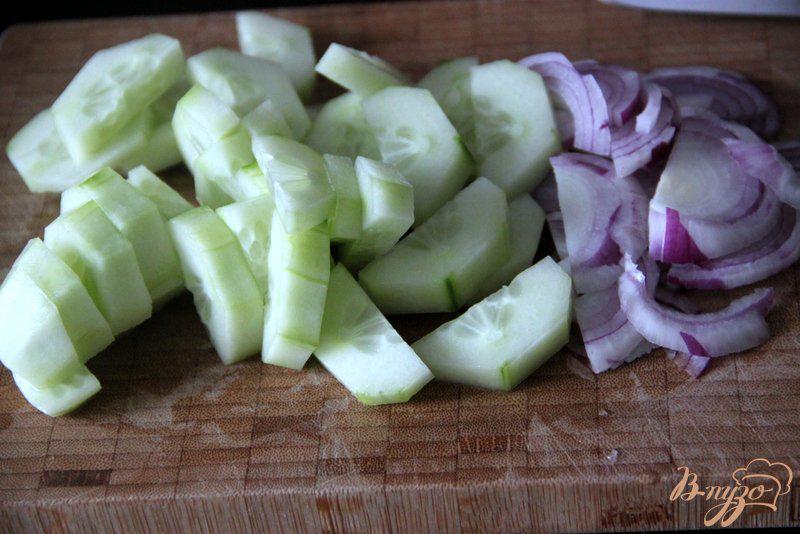 Фото приготовление рецепта: Салат из огурцов с необычной заправкой шаг №2