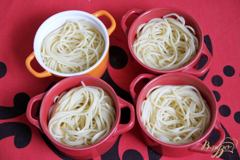 Фото приготовление рецепта: Гнезда из  спагетти с курицей, зелёным  горошком в сливочном соусе шаг №6