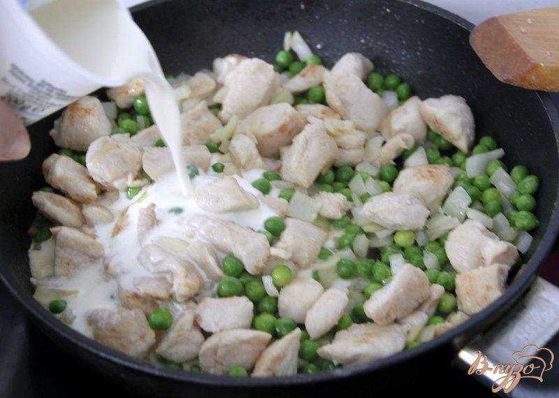 Фото приготовление рецепта: Гнезда из  спагетти с курицей, зелёным  горошком в сливочном соусе шаг №4