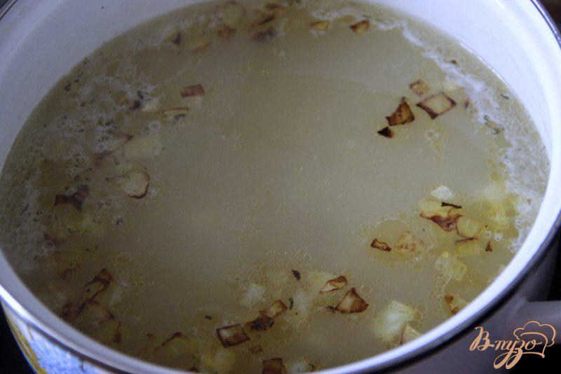 Фото приготовление рецепта: Куриный суп с рисом и нутом шаг №3