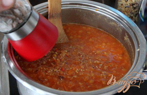 Фото приготовление рецепта: Постный суп с томатами и чечевицей шаг №4