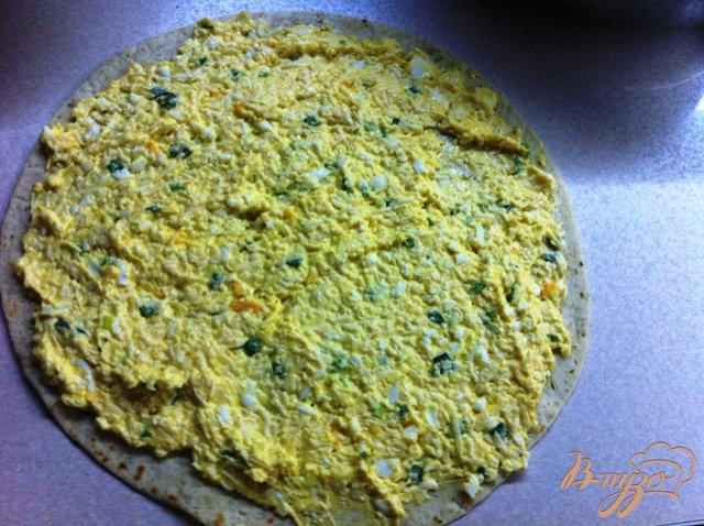 Фото приготовление рецепта: Тортилья с сырным салатом и ветчиной шаг №2