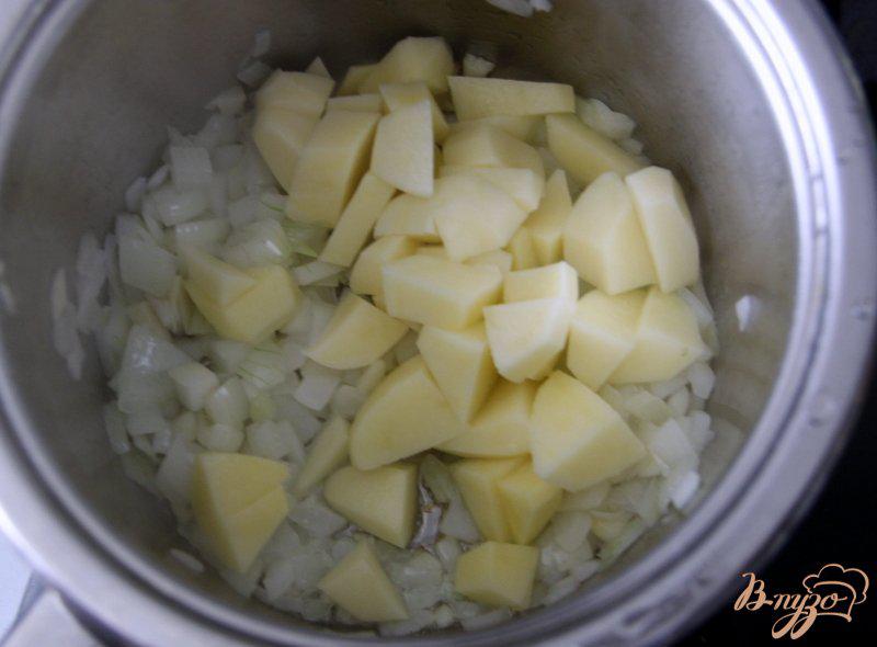 Фото приготовление рецепта: Суп-пюре со шпинатом и голубым сыром шаг №2