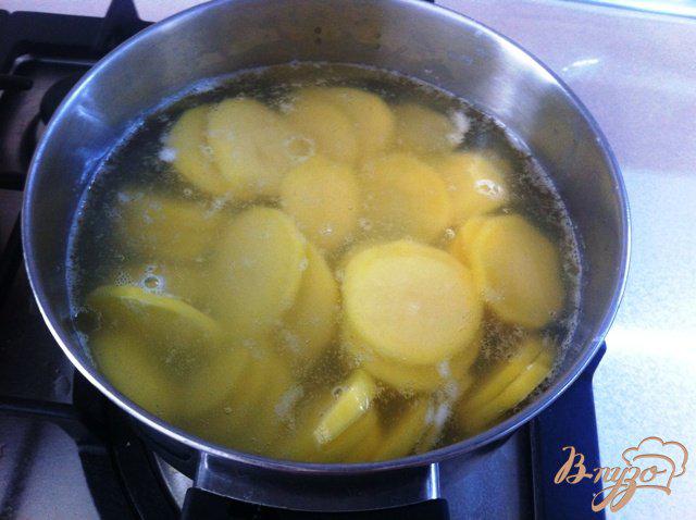 Фото приготовление рецепта: Картофельная запеканка с баклажанами и томатным соусом шаг №5