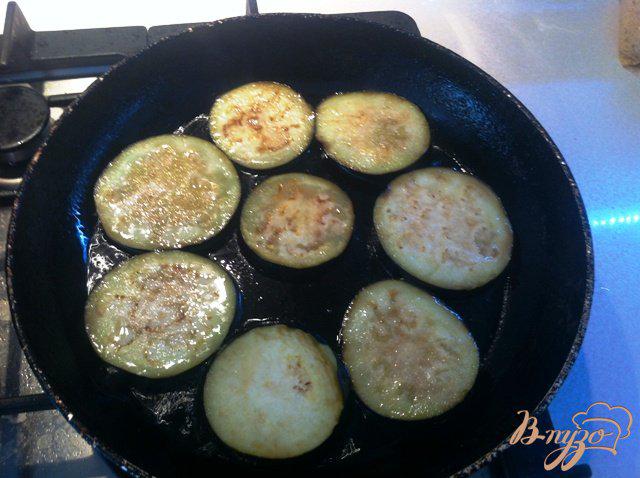 Фото приготовление рецепта: Картофельная запеканка с баклажанами и томатным соусом шаг №3