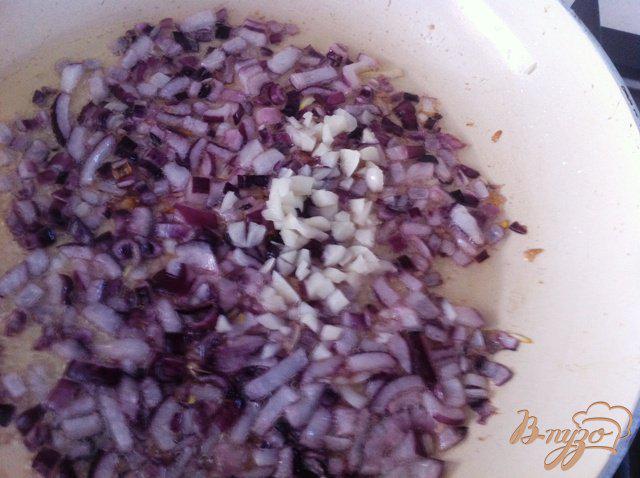Фото приготовление рецепта: Картофельная запеканка с баклажанами и томатным соусом шаг №6