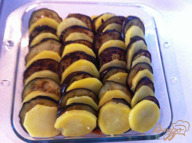 Фото приготовление рецепта: Картофельная запеканка с баклажанами и томатным соусом шаг №11