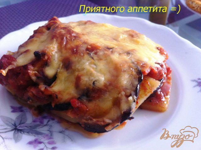 Фото приготовление рецепта: Картофельная запеканка с баклажанами и томатным соусом шаг №15
