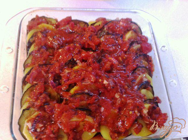 Фото приготовление рецепта: Картофельная запеканка с баклажанами и томатным соусом шаг №12