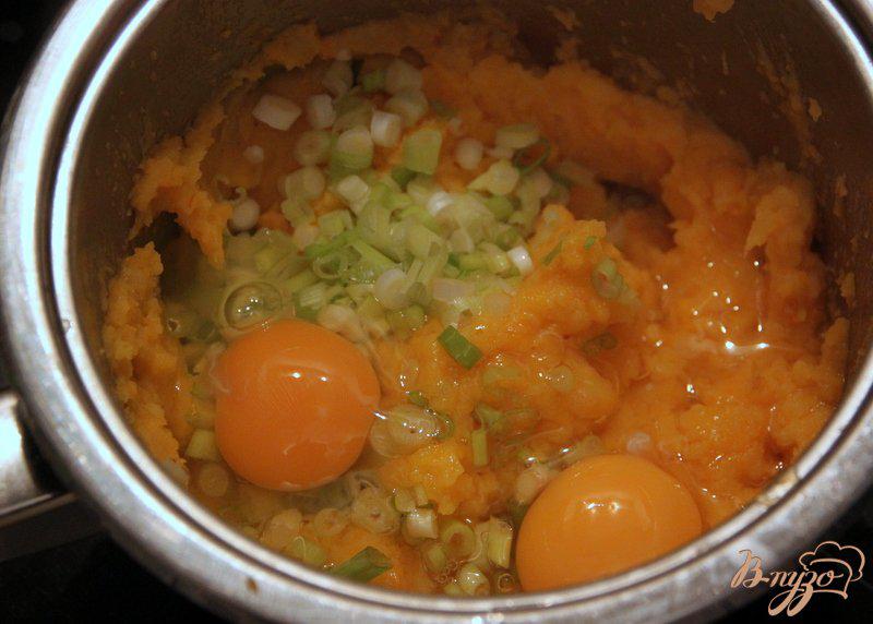 Фото приготовление рецепта: Тыквенно-картофельные оладьи шаг №5