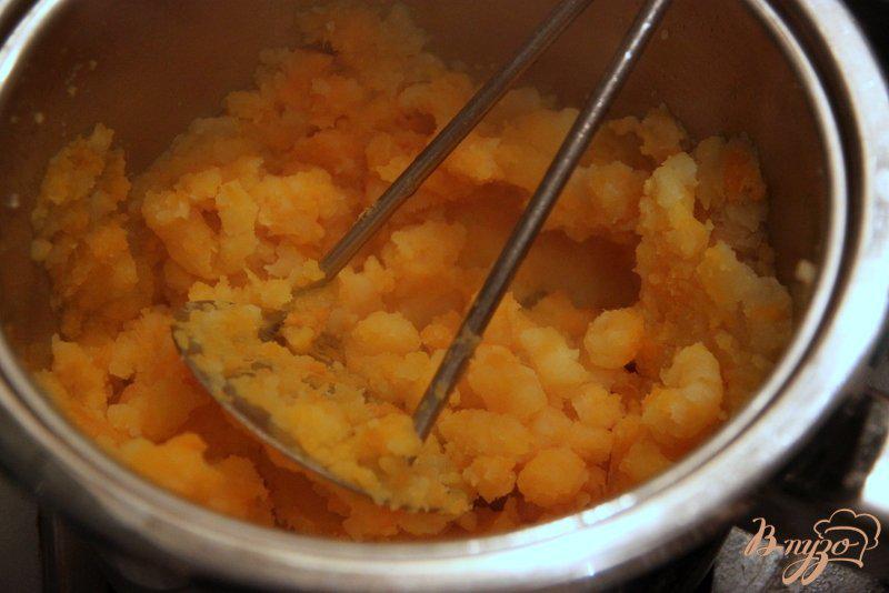 Фото приготовление рецепта: Тыквенно-картофельные оладьи шаг №3