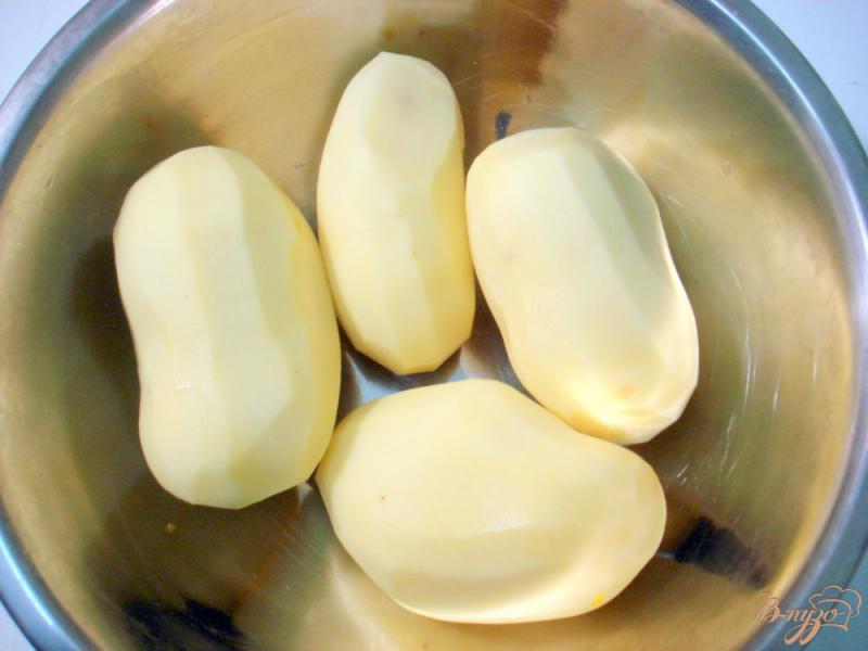 Фото приготовление рецепта: Жареный картофель с луком и чесноком шаг №1