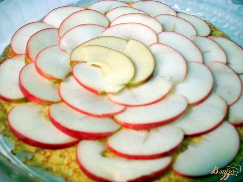 Фото приготовление рецепта: Блинный яблочный пирог шаг №5