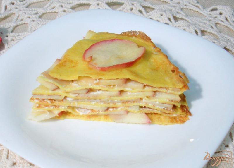 Фото приготовление рецепта: Блинный яблочный пирог шаг №8