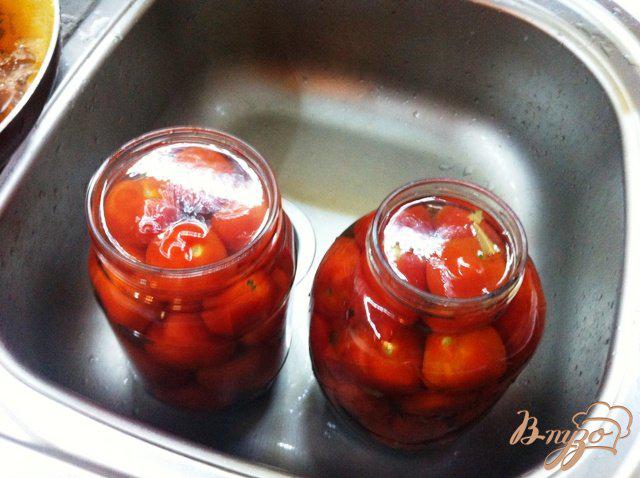 Фото приготовление рецепта: Маринованные помидоры без стерилизации шаг №5