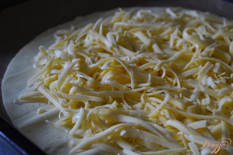 Фото приготовление рецепта: Закусочная лепешка с сыром, инжиром и маринованным луком шаг №1