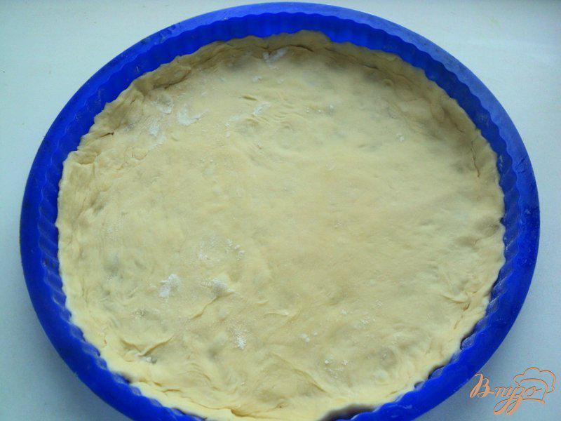 Фото приготовление рецепта: Пицца с семгой и сливочным сыром шаг №4