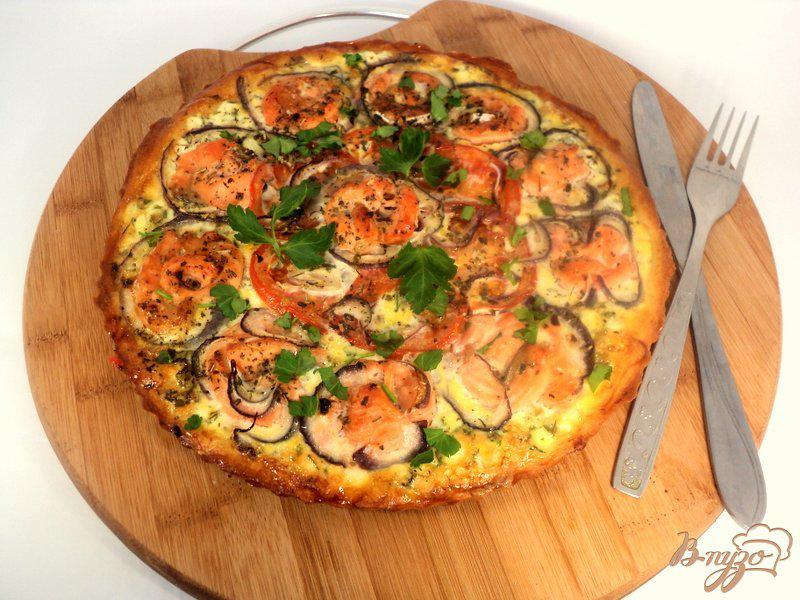 Фото приготовление рецепта: Пицца с семгой и сливочным сыром шаг №8